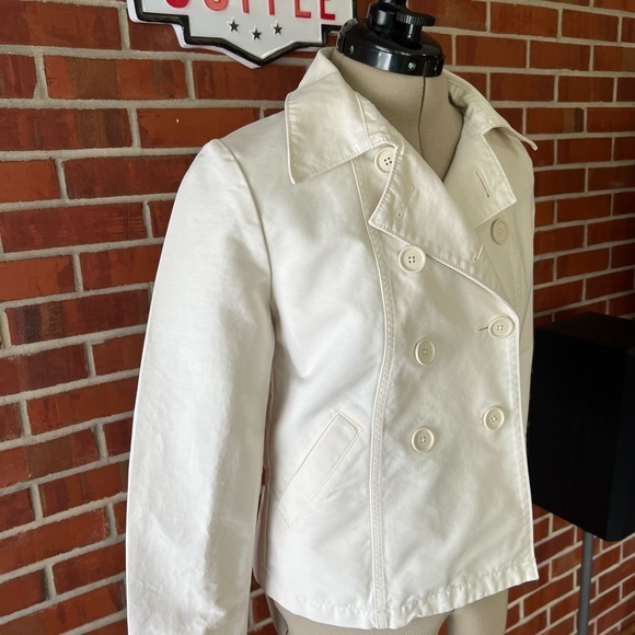 Gap size Small cream colored double breast 100% cotton long sleeve jacket. - Picture 3 of 9